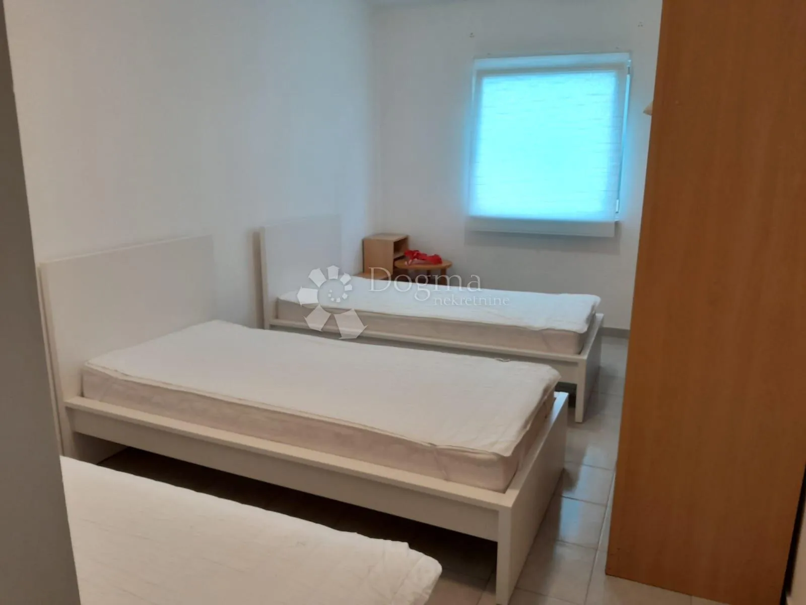 kuća u popovićima - blizina plaže pasjača - slika 20