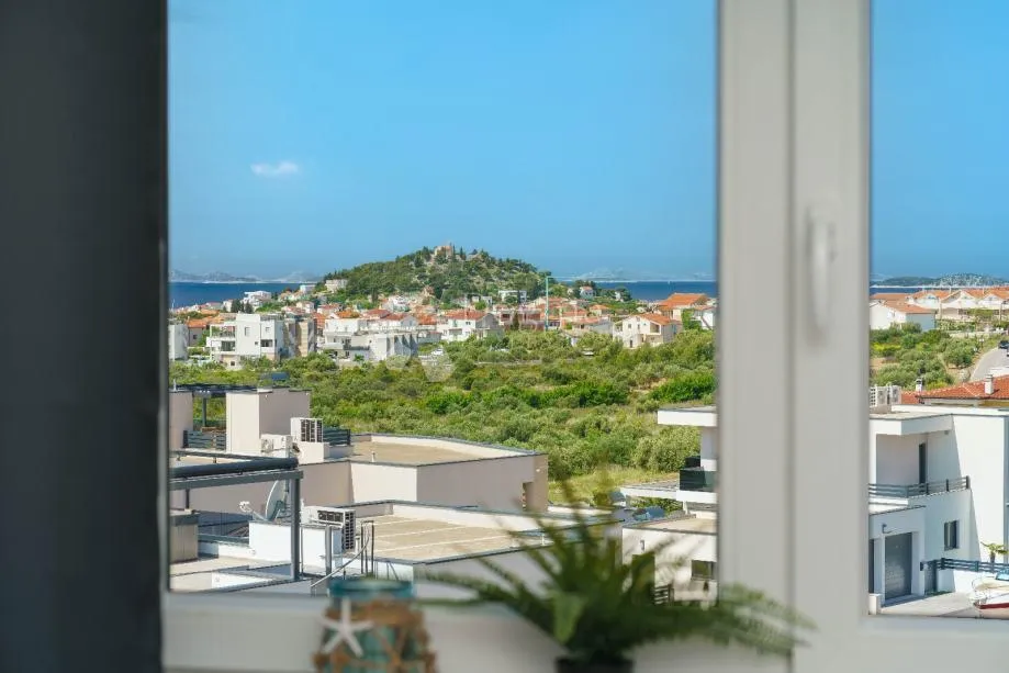 vodice – luksuzna novogradnja s bazenom i panoramskim pogledom na more - slika 8