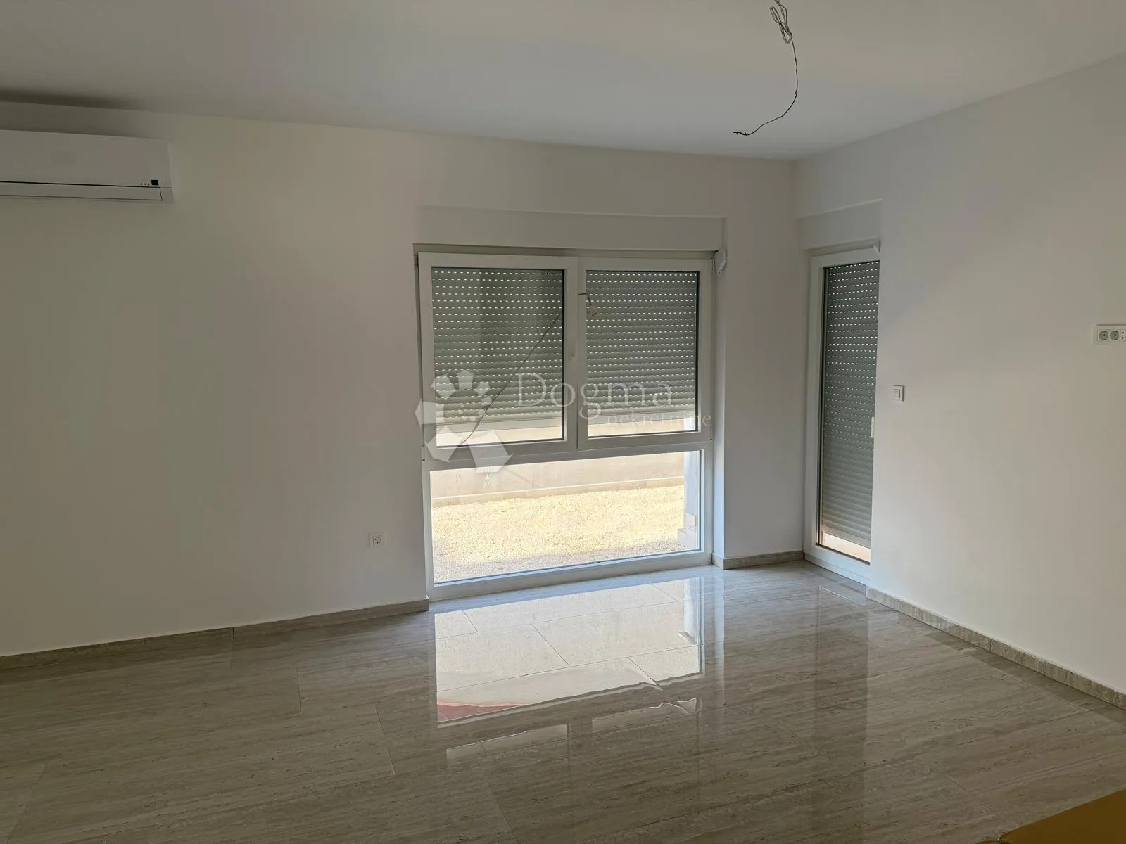 stan u prizemlju novogradnje 92m2, sa dvorištem 95m2, na otoku viru - slika 11