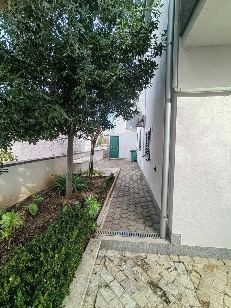 prodaje se apartmanska kuća na otoku viru!! - slika 13