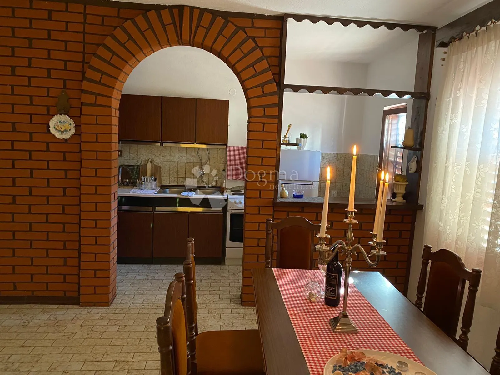apartmanska kuća na 10-tak km od buzeta! - slika 4