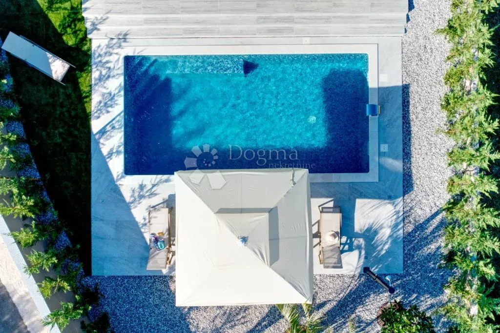 moderna villa s bazenom, saunom i jacuzzijem - slika 22