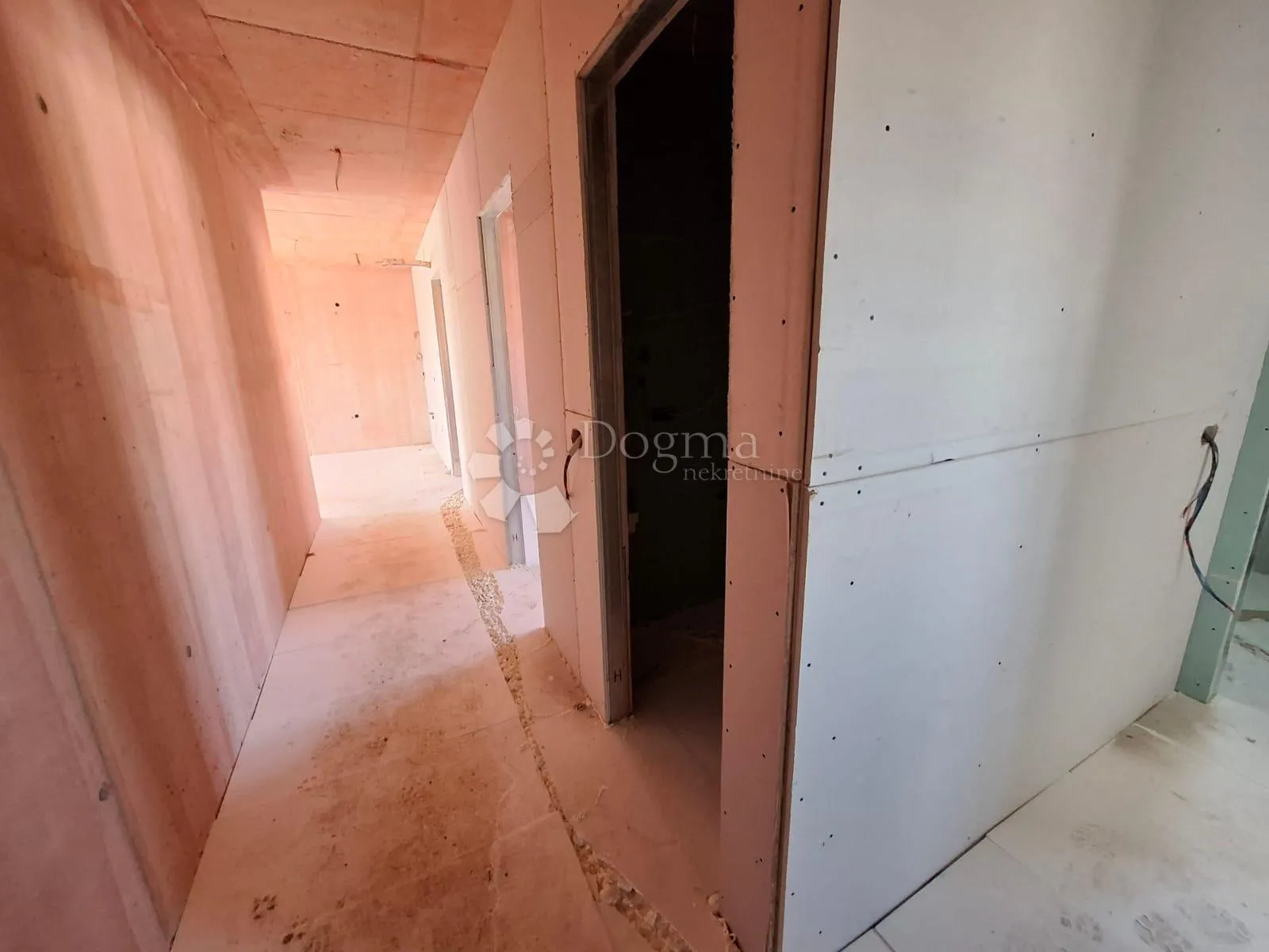 stan na 1.katu sa 3ss+db 800m od mora - slika 9