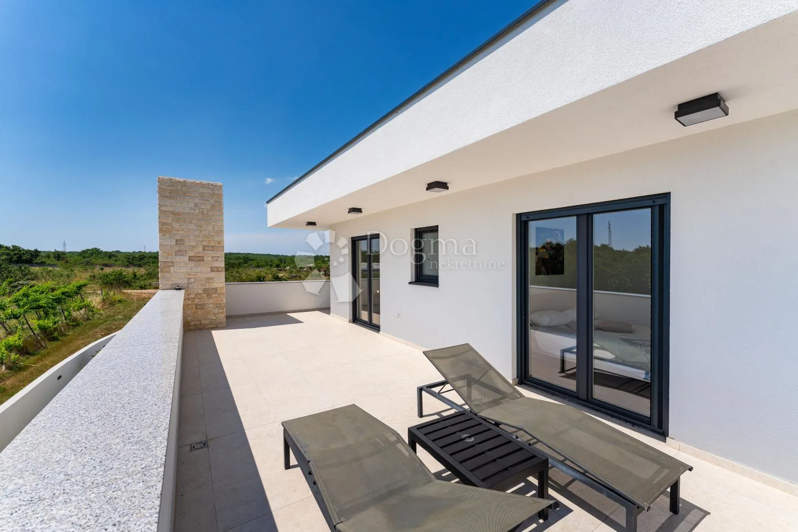 moderna vila s bazenom u žeravi - slika 50