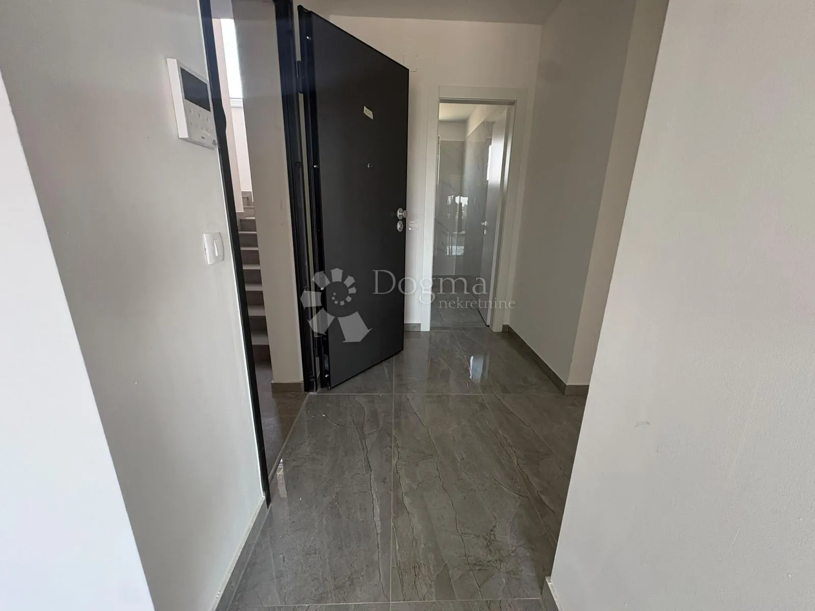 penthouse sa 3ss+db i krovnom terasom 800m od mora - slika 5