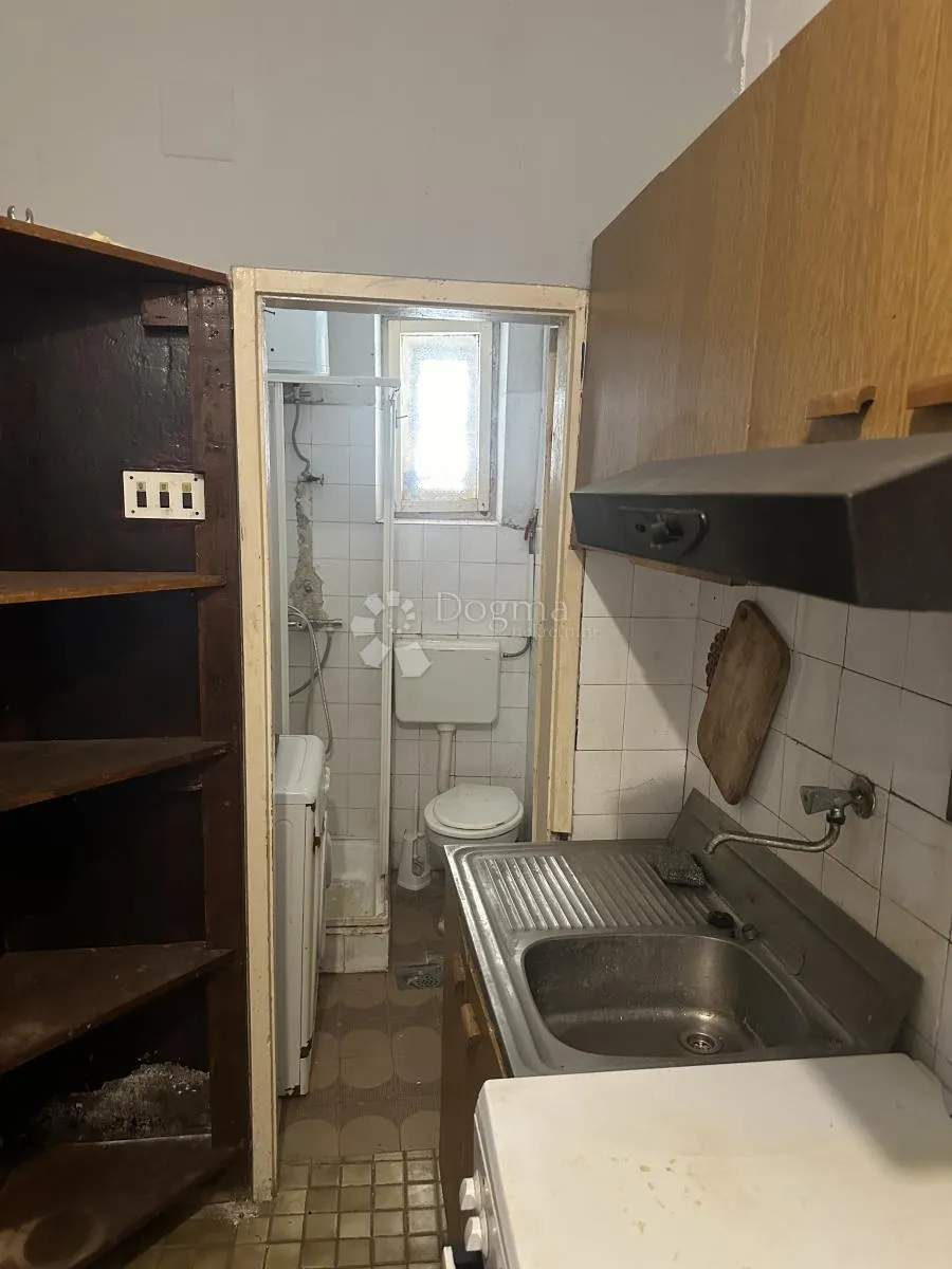 šibenik, stan u centru s poslovnim prostorom, za adaptaciju - slika 2