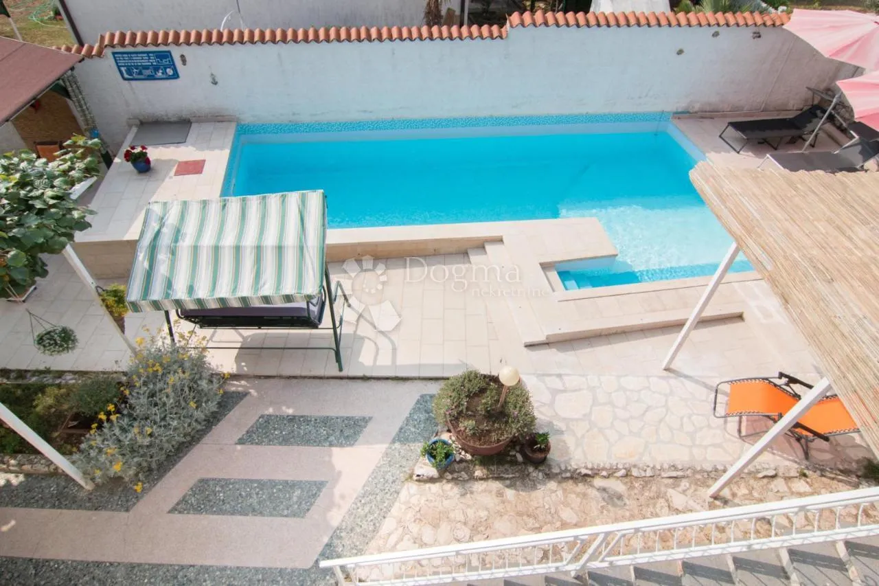 kuća sa bazenom i 4 stambene jedinice - 600m od plaže - slika 5