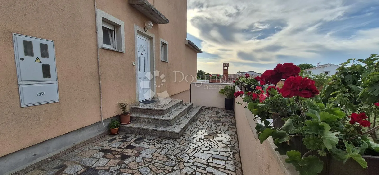 kuća sa 2 stana i bazenom - slika 91