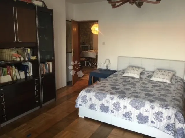 jadranovo, etaža kuće, prvi red do mora - slika 18