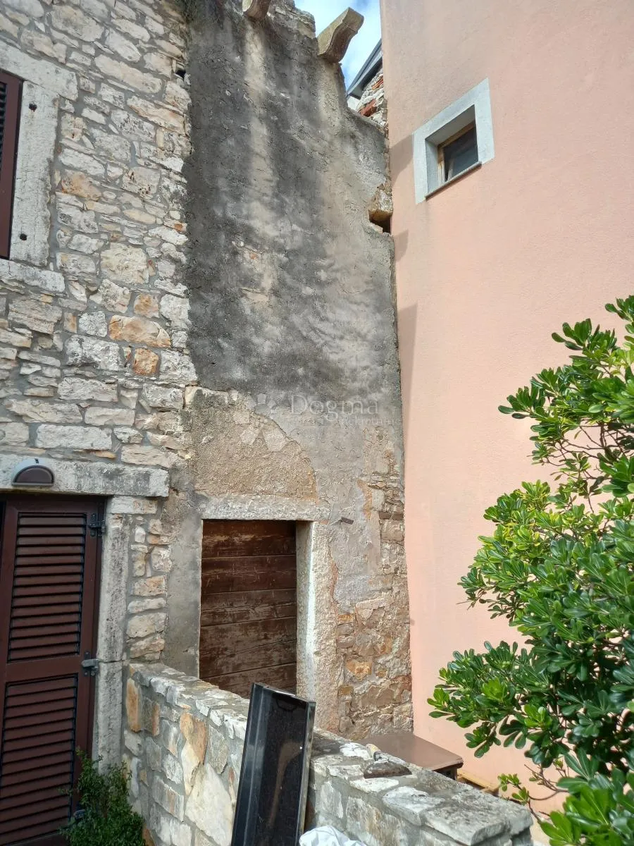 istra, tar, ruševna kamena kuća - slika 2