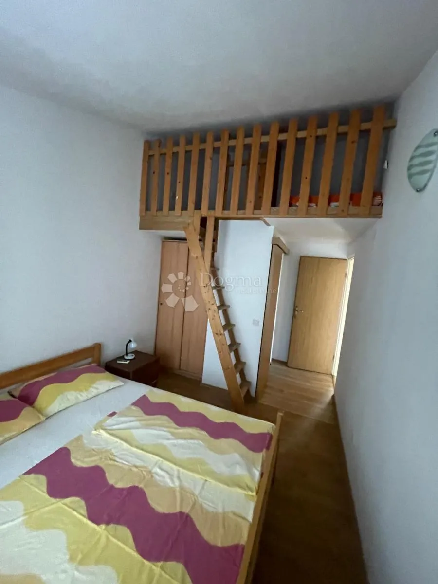 kuća s 3 stana i pogledom na more – blizina mora i centra - slika 32