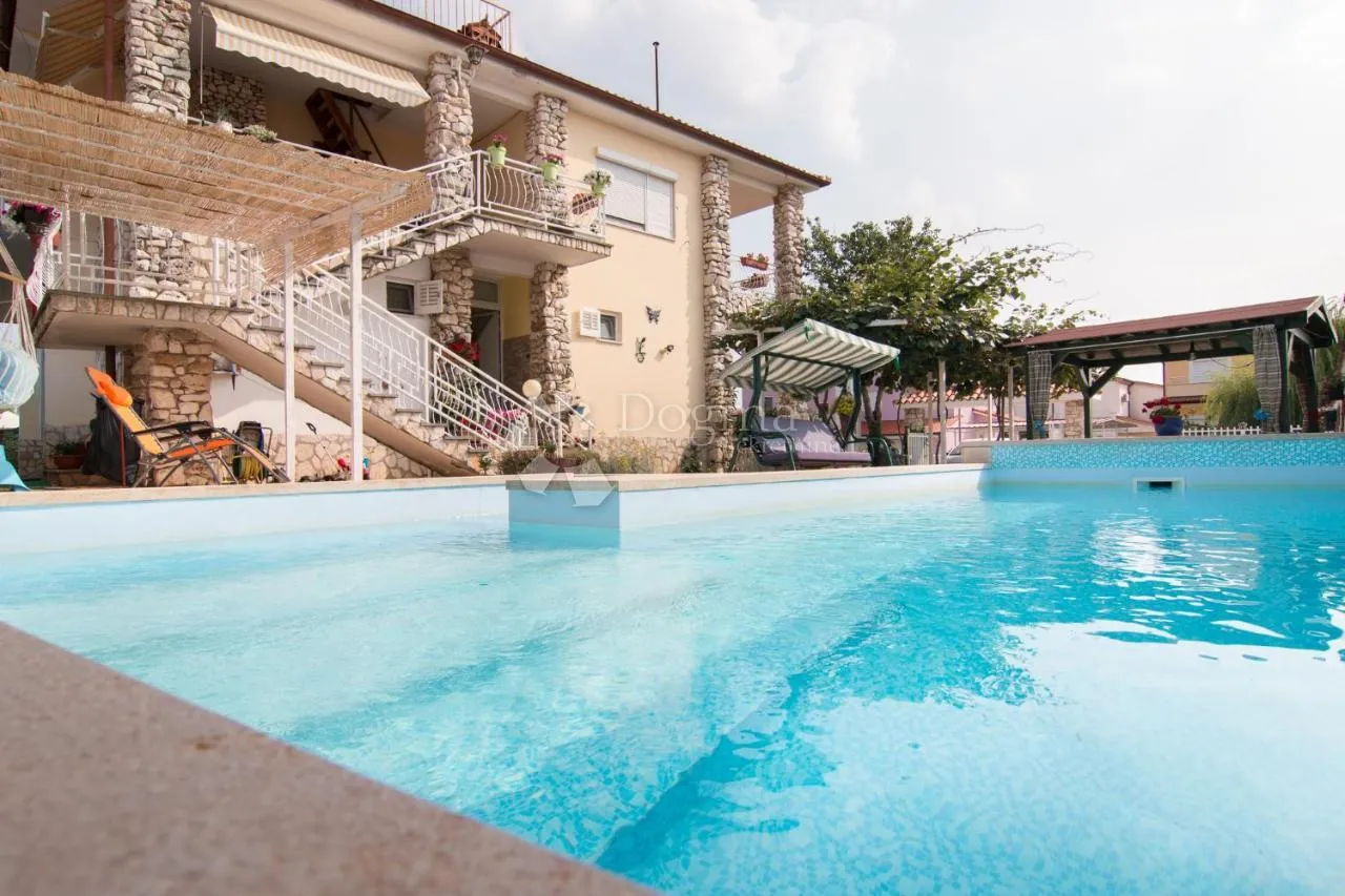 kuća sa bazenom i 4 stambene jedinice - 600m od plaže - slika 51