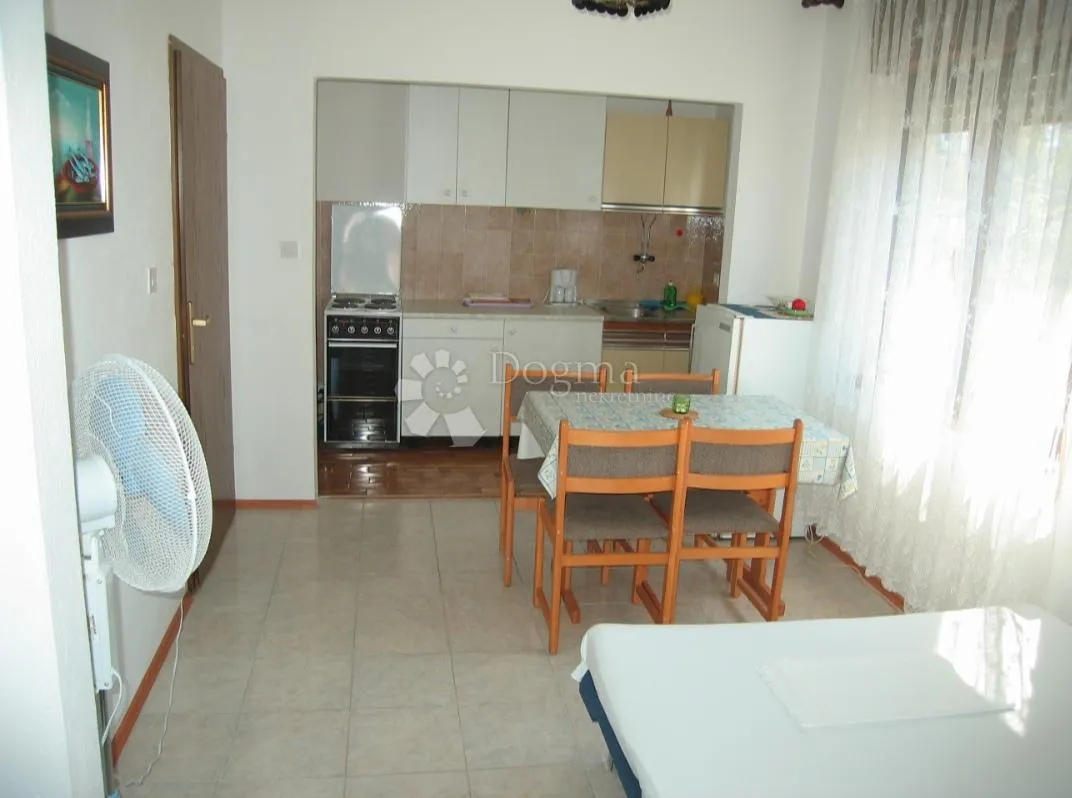 okrug gornji, kuća 400 m², 150 m od mora, prilika - slika 13