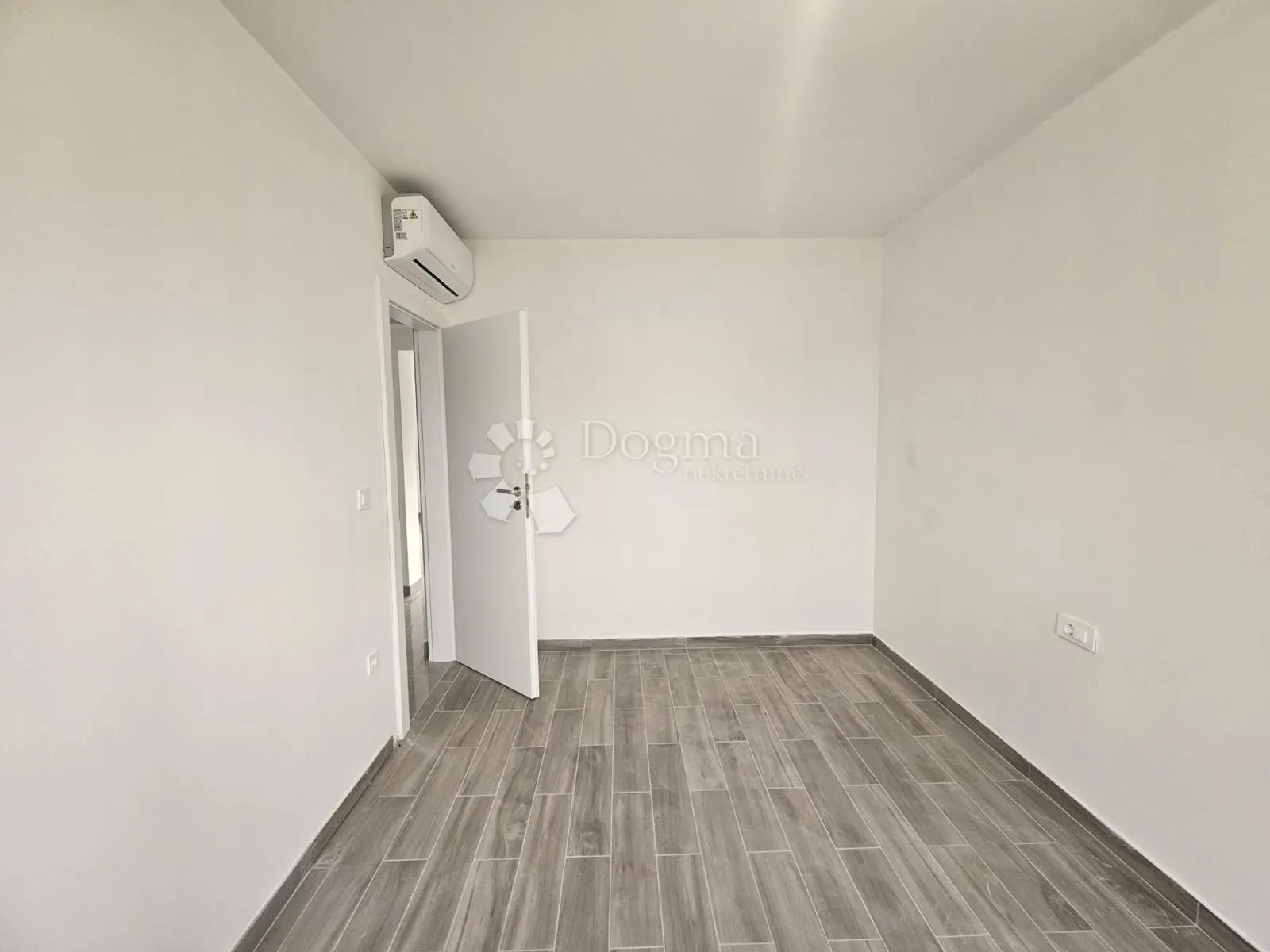 stan, novogradnja, 60m od mora, 3ss + krovna terasa - slika 20