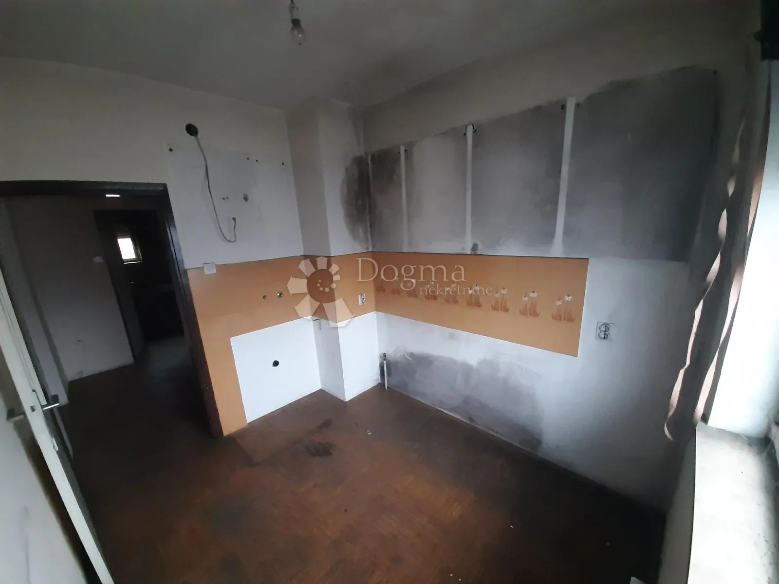 višenamjenska kuća s posl. prostorom- 250m2 + veliki parking - slika 18