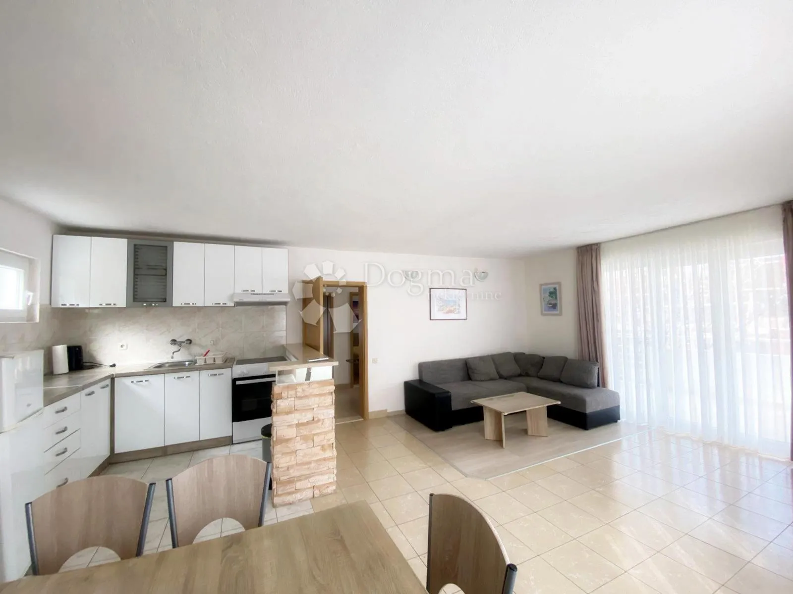 apartmanska kuća uz more slatine – top investicija - slika 2