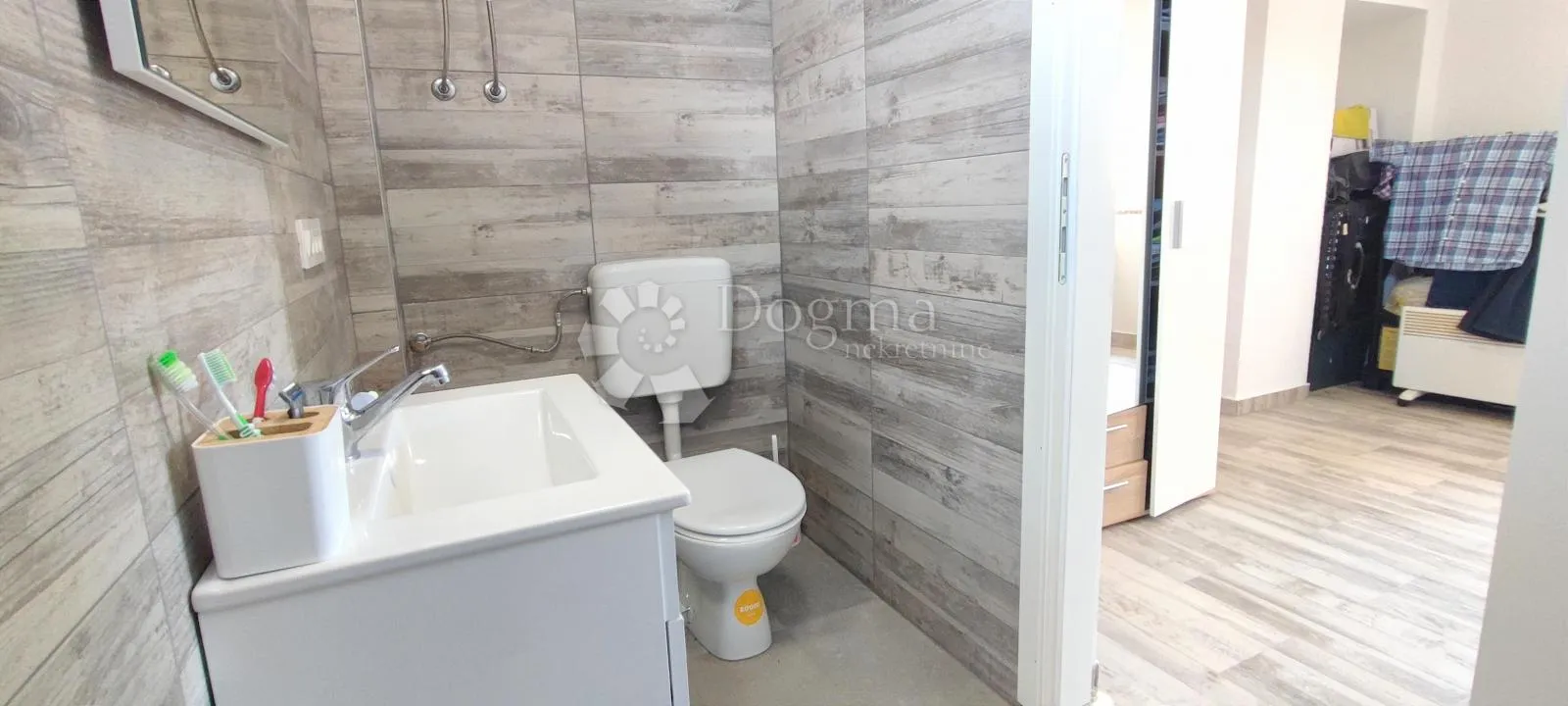 top samostojeća kuća s 3 apartmana (300m od mora), povljana - slika 18