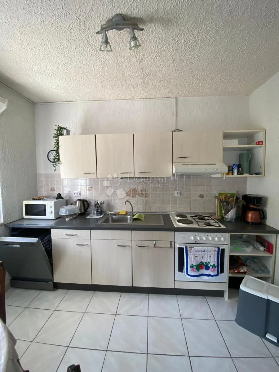 kuća sa tri stana i pogledom na more - slika 3