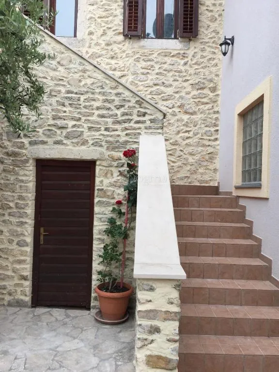 uređeni trosoban stan 128m2 u kamenoj kući - zadar(arbanasi) - slika 3