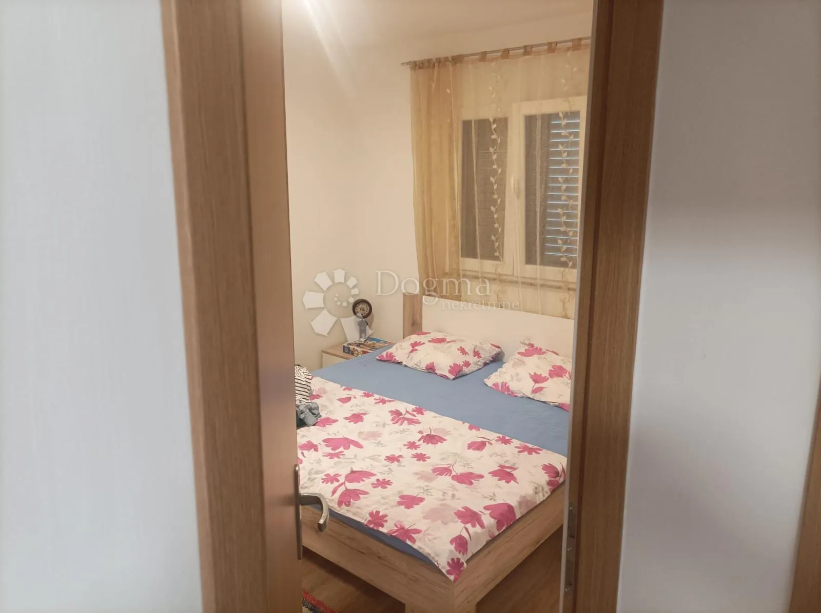 obrovac 2 apartmana 6sb + 2db ogromna okućnica - slika 5