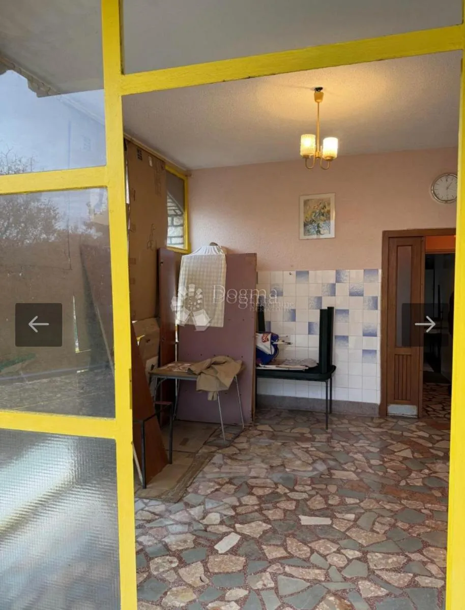 kuća s 5 stanova, bazenom i pogledom na more – murter - slika 11