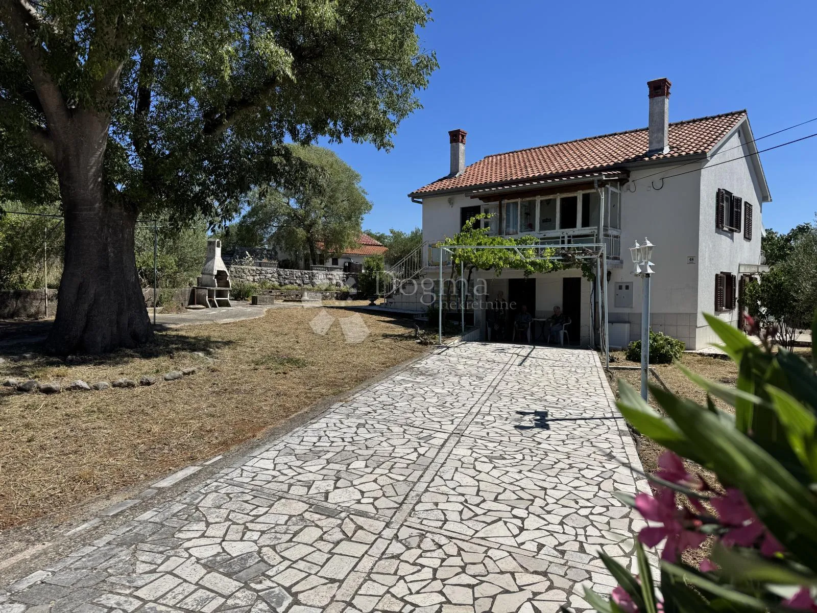 kuća sa dva stana, pomoćnim objektom i okućnicom/ krk-garica - slika 1