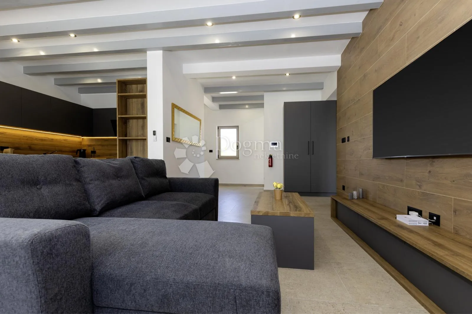 prekrasna katnica s bazenom i okućnicom! - slika 14
