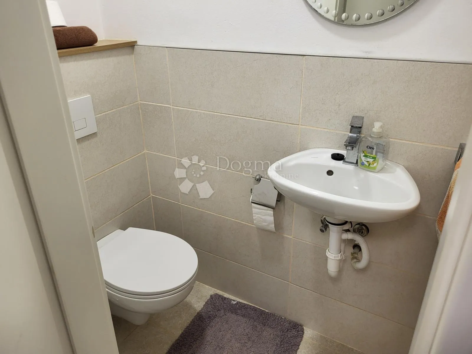 adaptiran apartman blizu mora sa parkingom - slika 14