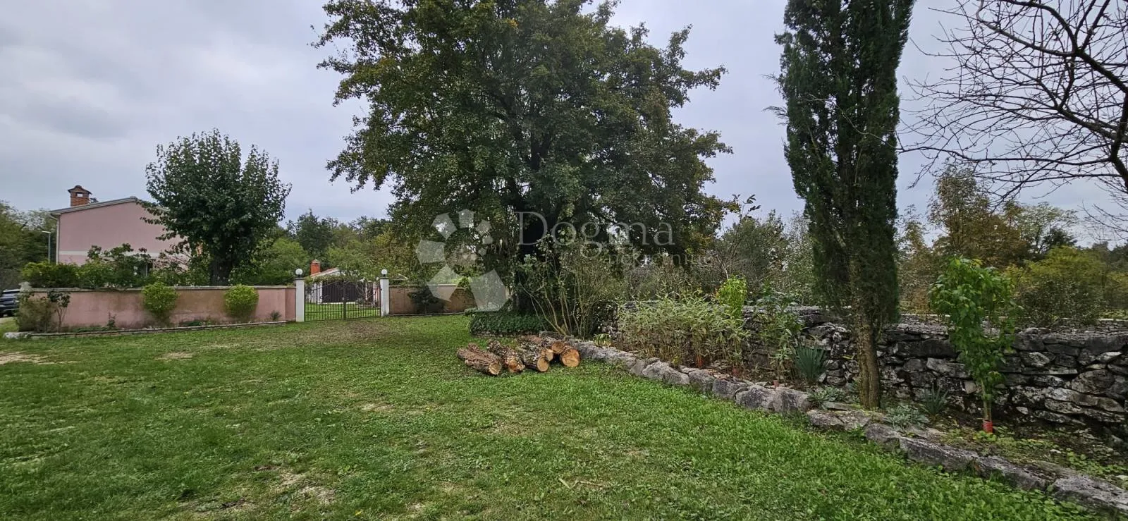 ekskluzivno kuća na osami, okružena šumom - slika 52