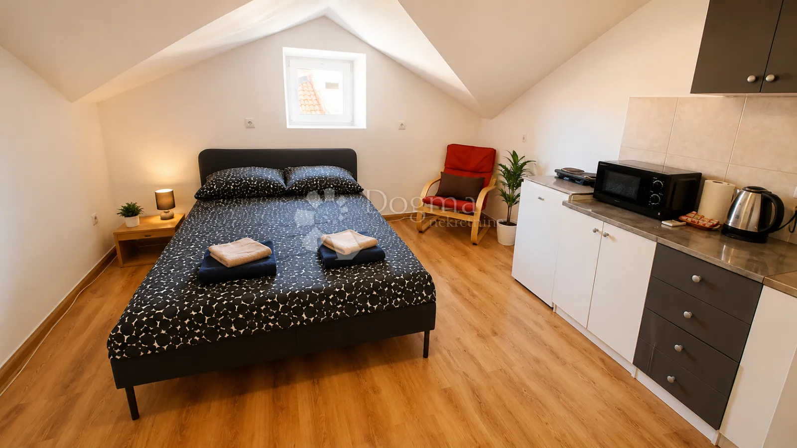 trosoban stan u centru pule - 3 studio apartmana - slika 10