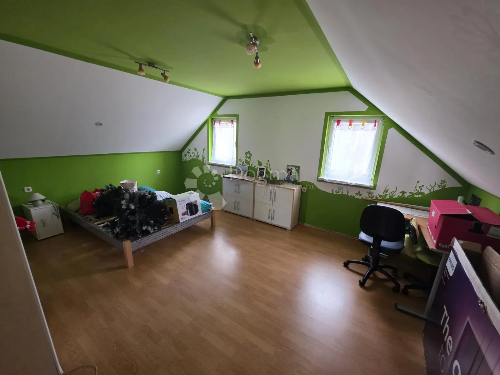 prostrana kuća s velikom okućnicom i šumom - slika 9