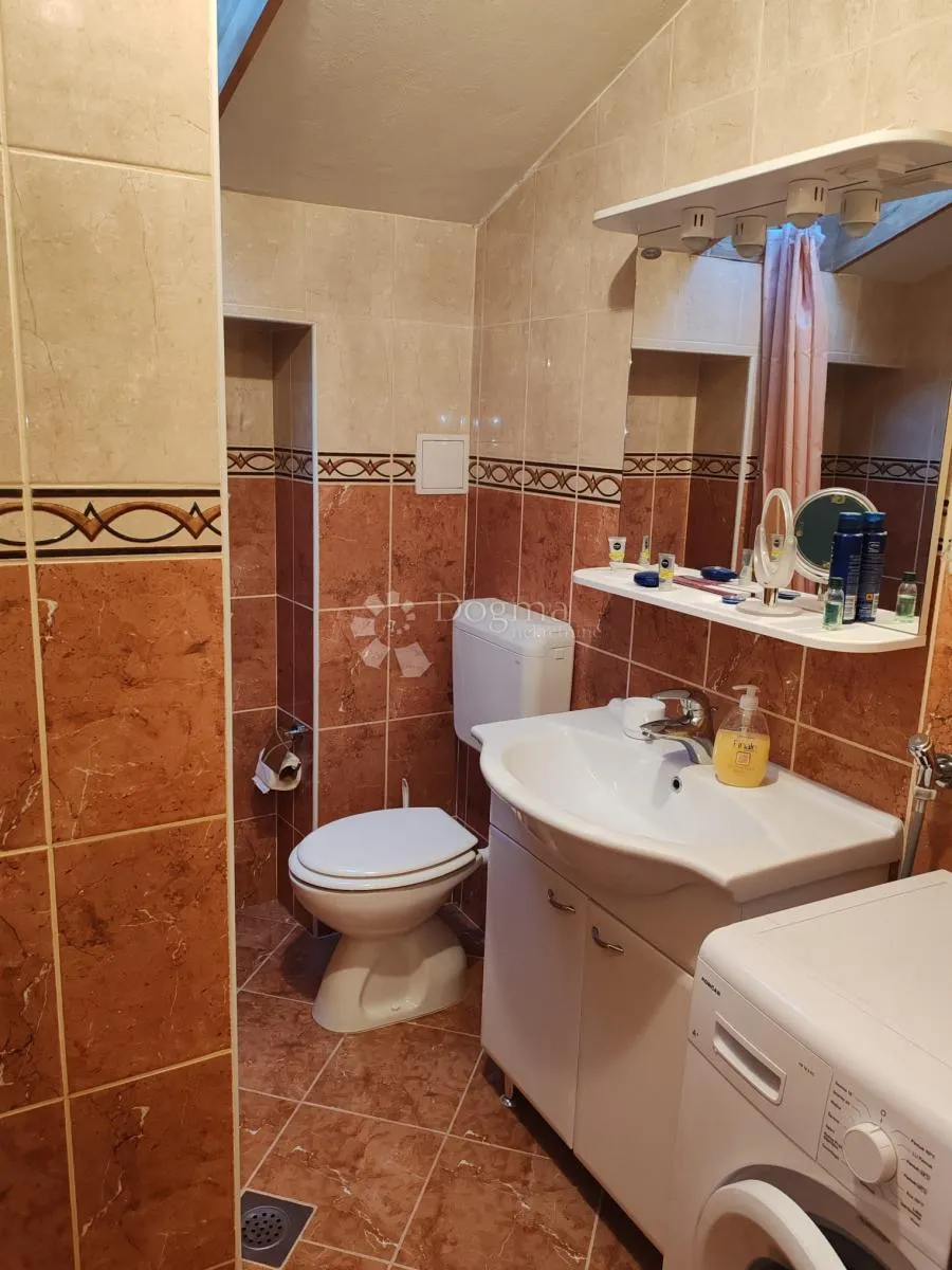 vodice - kuća u centru blizu mora - dva stana - poslovni prostor - slika 28