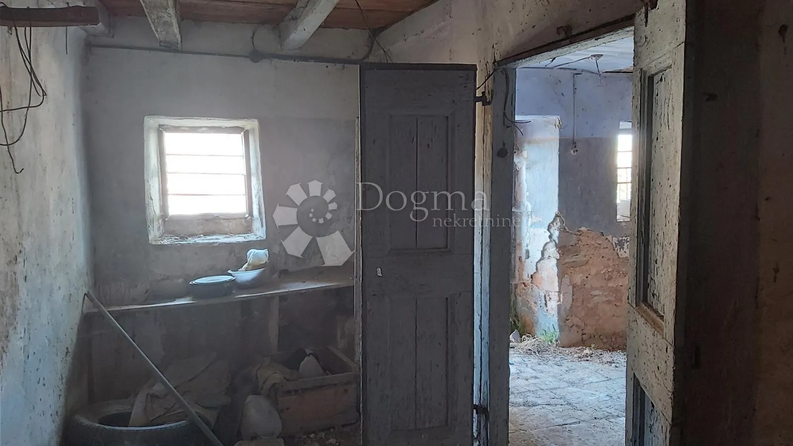 impozantna kamena kuća za adaptaciju - slika 9