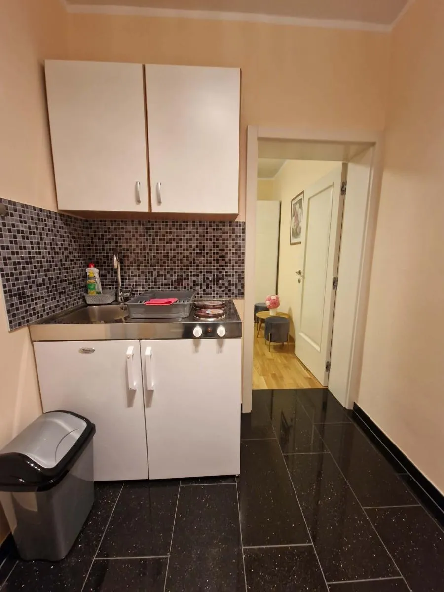 kuća s 4 apartmana - drugi red od mora - slika 34