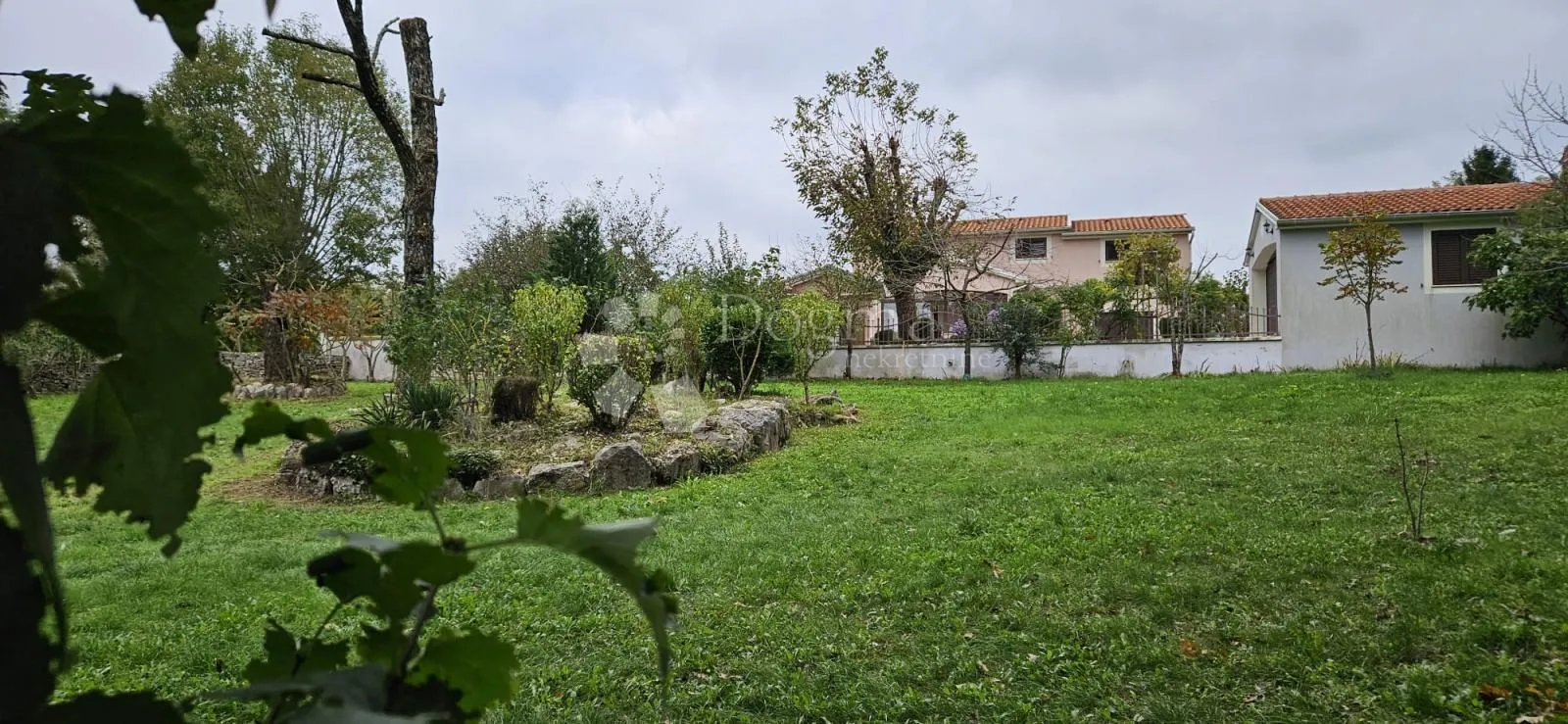 ekskluzivno kuća na osami, okružena šumom - slika 46
