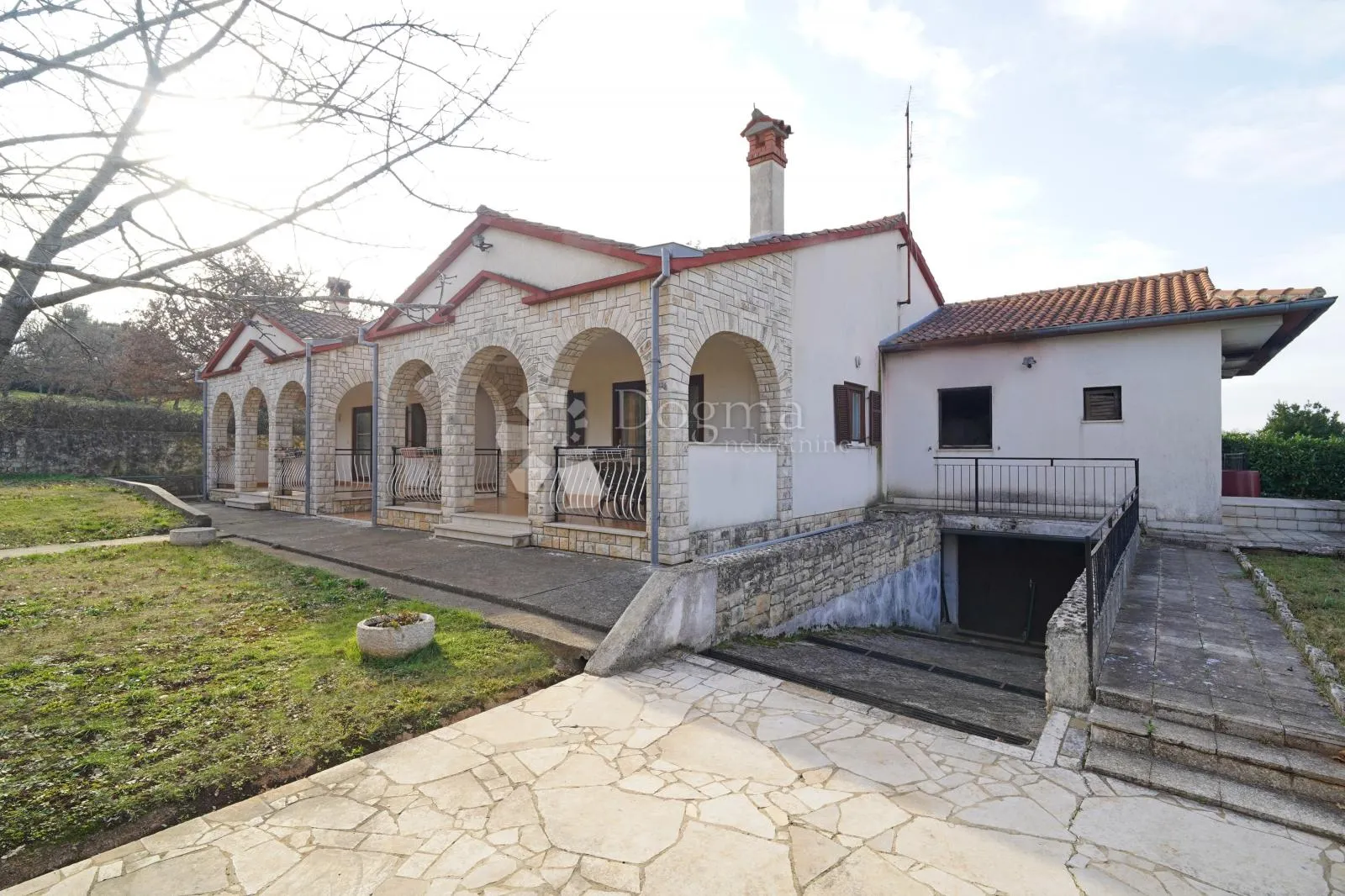 prostrana samostojeća kuća sa velikom okućnicom - slika 4