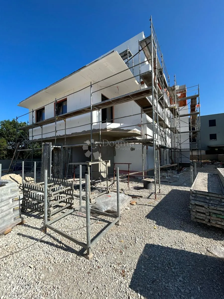 penthouse s pogledom i velikom terasom – štinjan - slika 3
