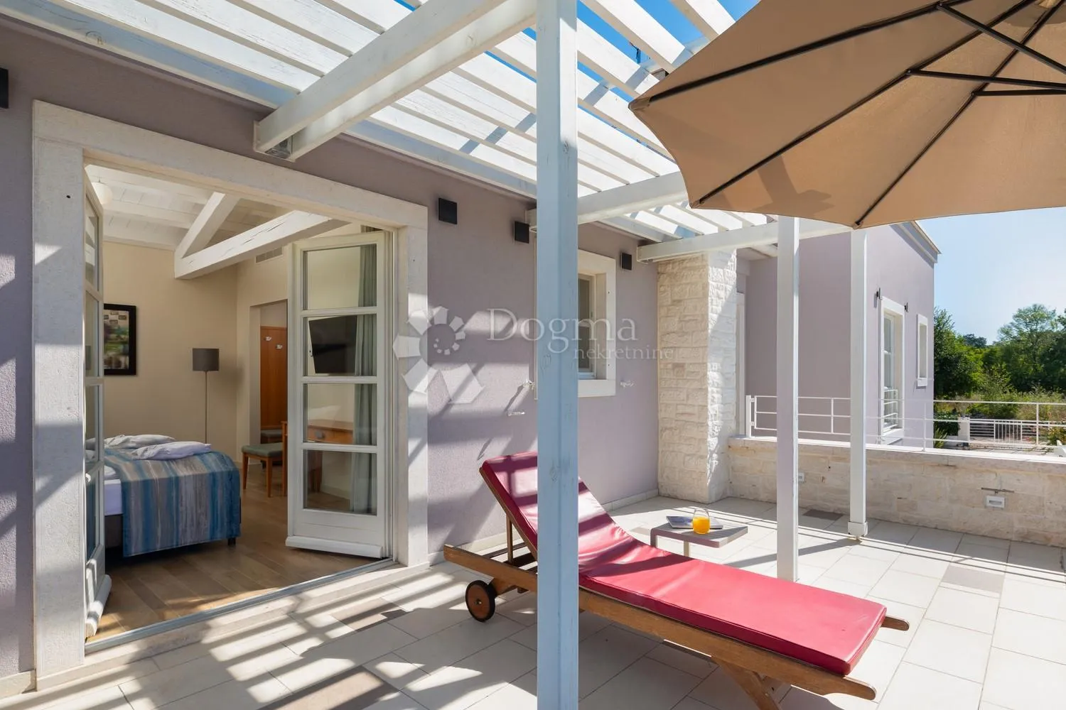 otmjena villa sa bazenom na lijepoj lokaciji - slika 22