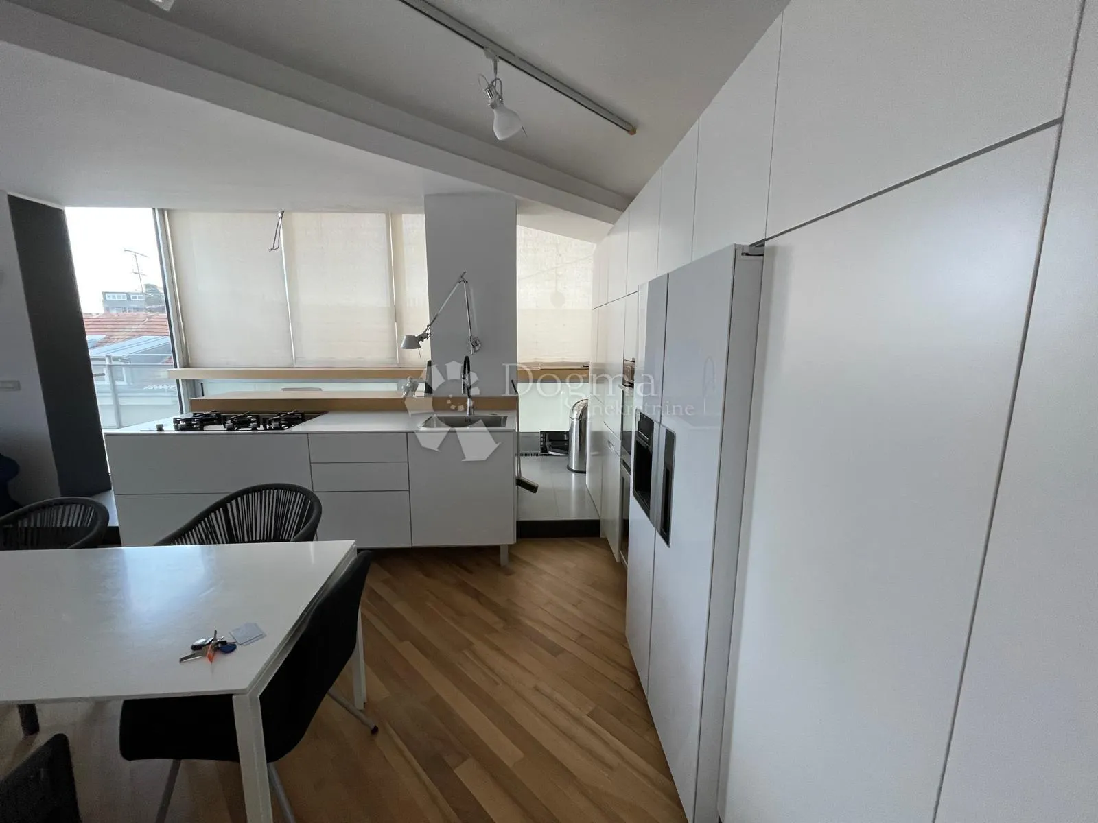 luksuzni troetažni penthouse sa terasom i bazenom - slika 11