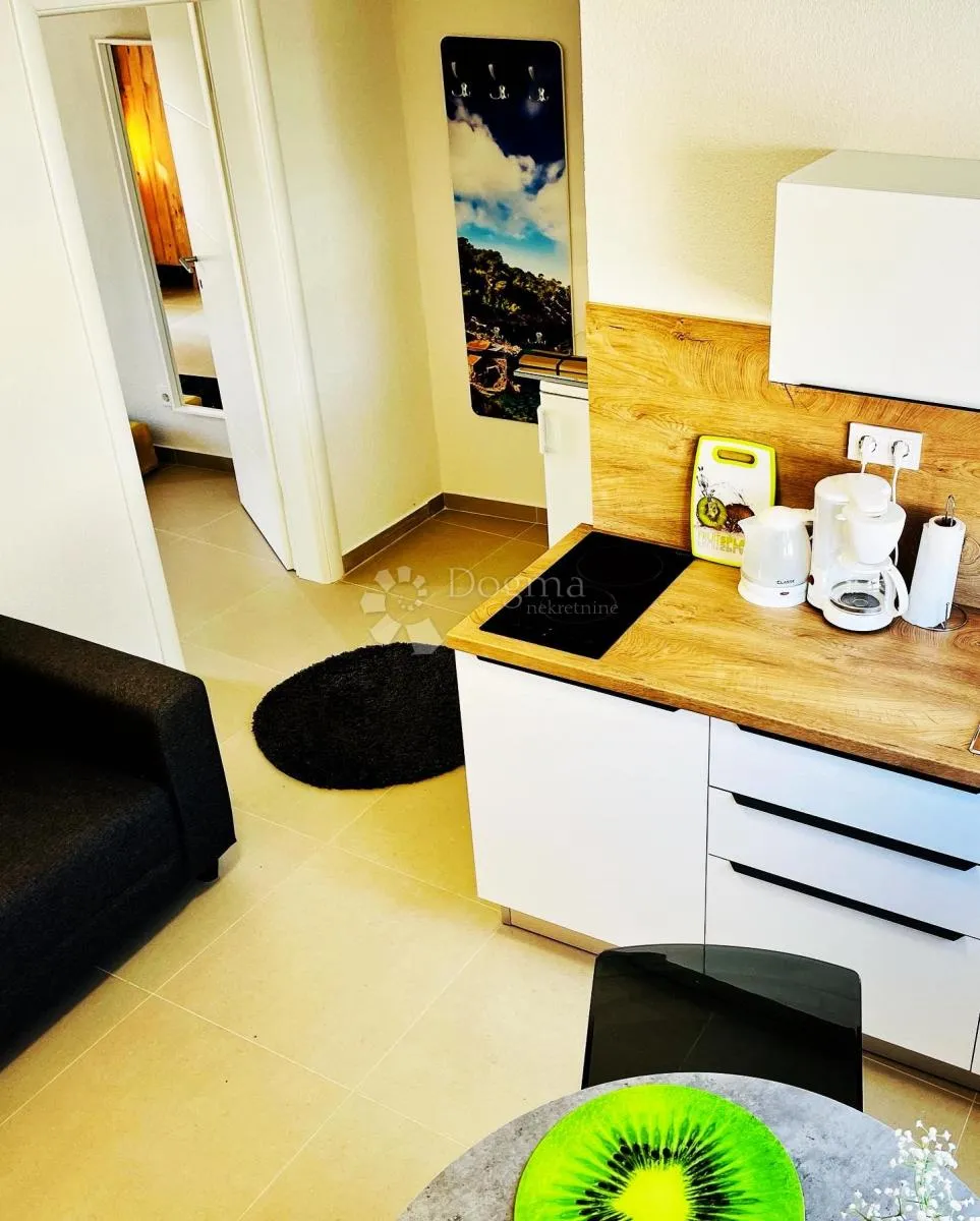 rogoznica- prilika! kuća s 5 apartmana 150m od plaže - slika 5