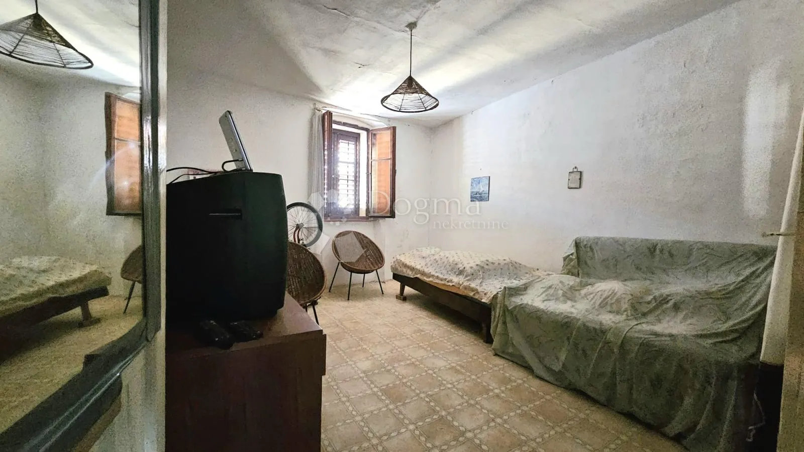 apartman u centru cresa, potrebna adaptacija! - slika 5