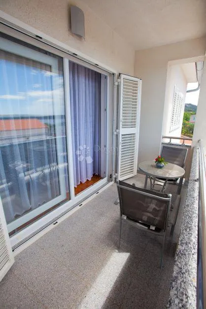 luksuzna kuća s bazenom i apartmanima na rabu - slika 13