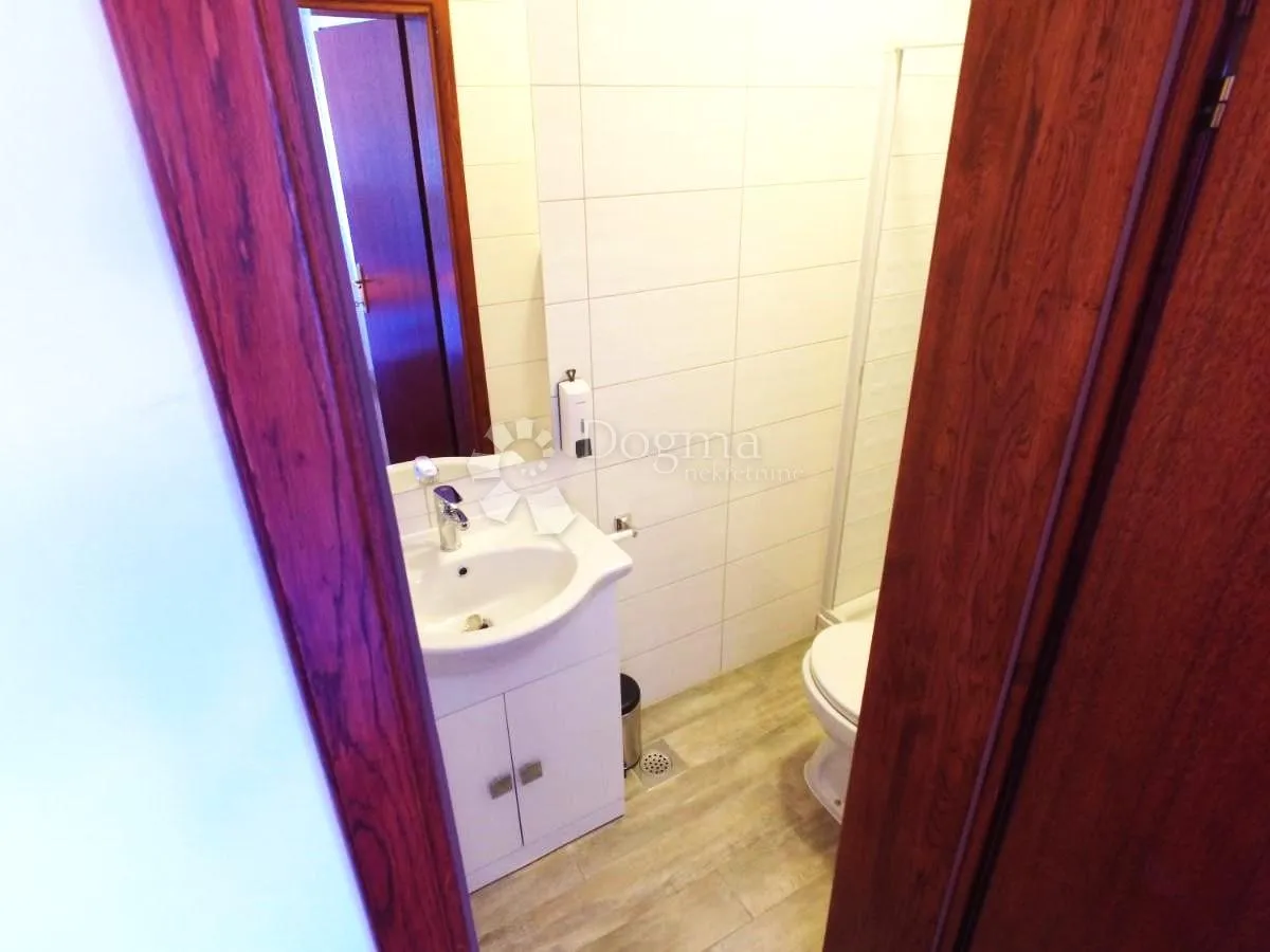 kuća sa 6 stambenih jedinica - 600m od mora! - slika 24