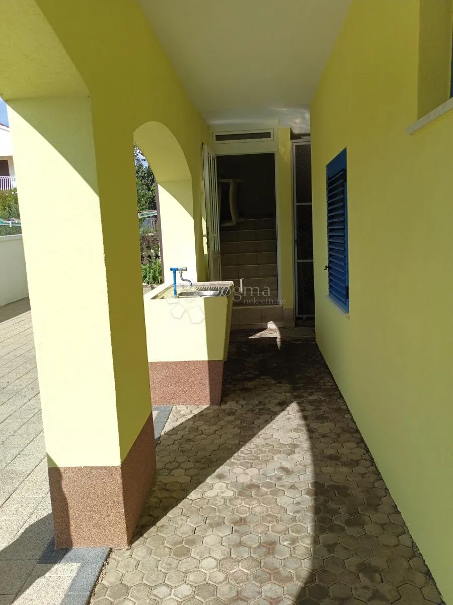 vodice prekrasna kuća sa 9 apartmana 100 metara od mora - slika 11