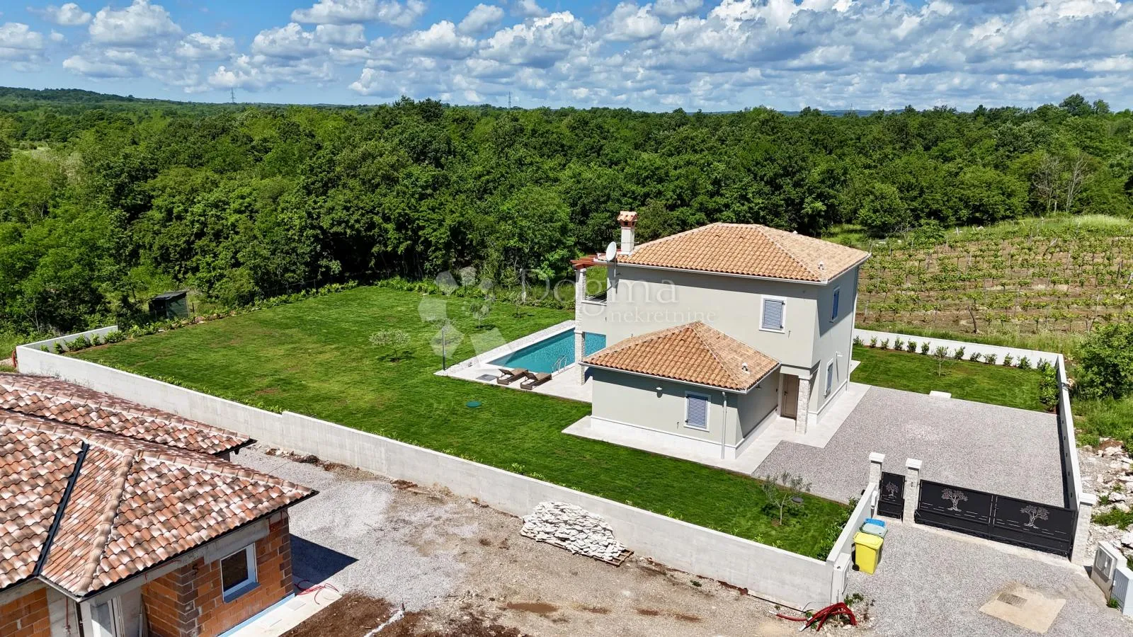 potpuno opremljena villa, na mirnoj lokaciji! - slika 45