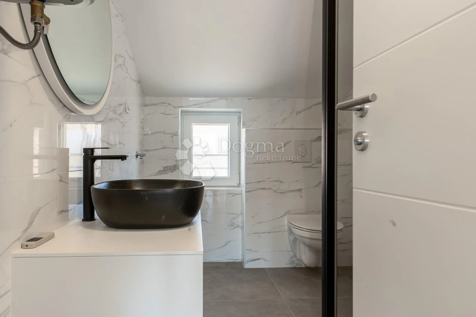 odličan penthouse u blizini mora - slika 12
