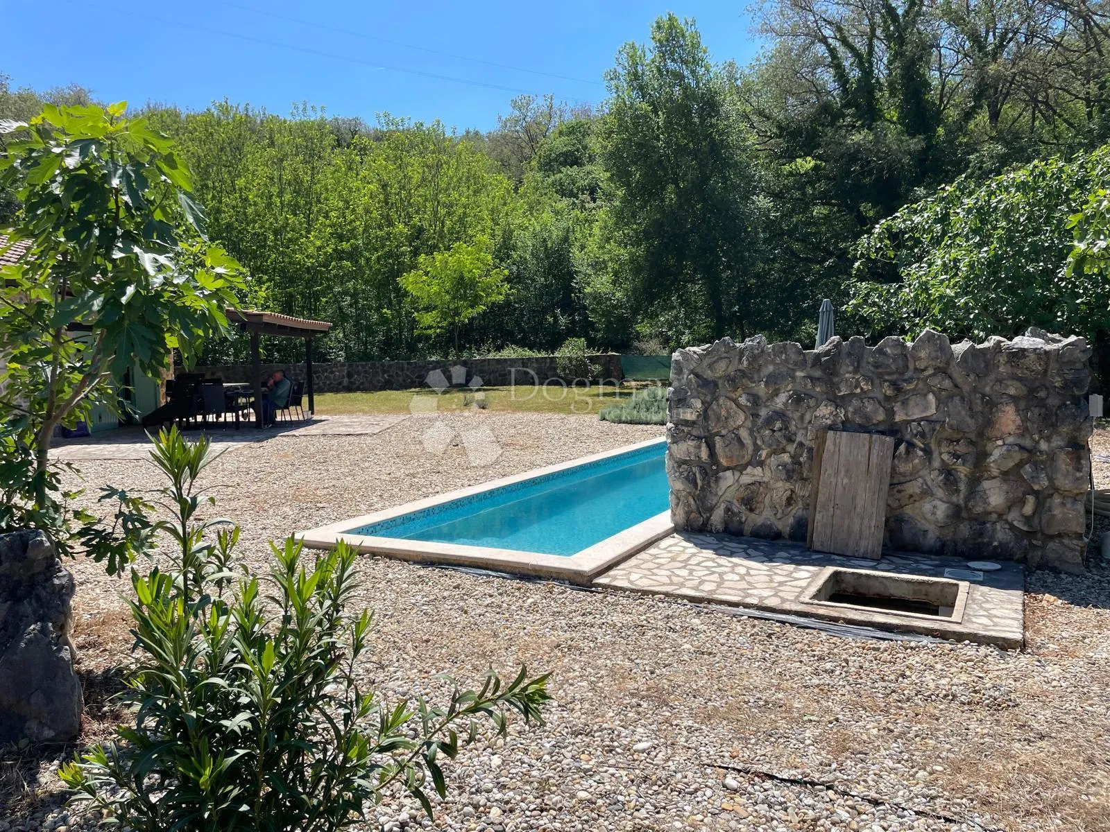 kuća sa bazenom, okružena zelenilom - slika 14