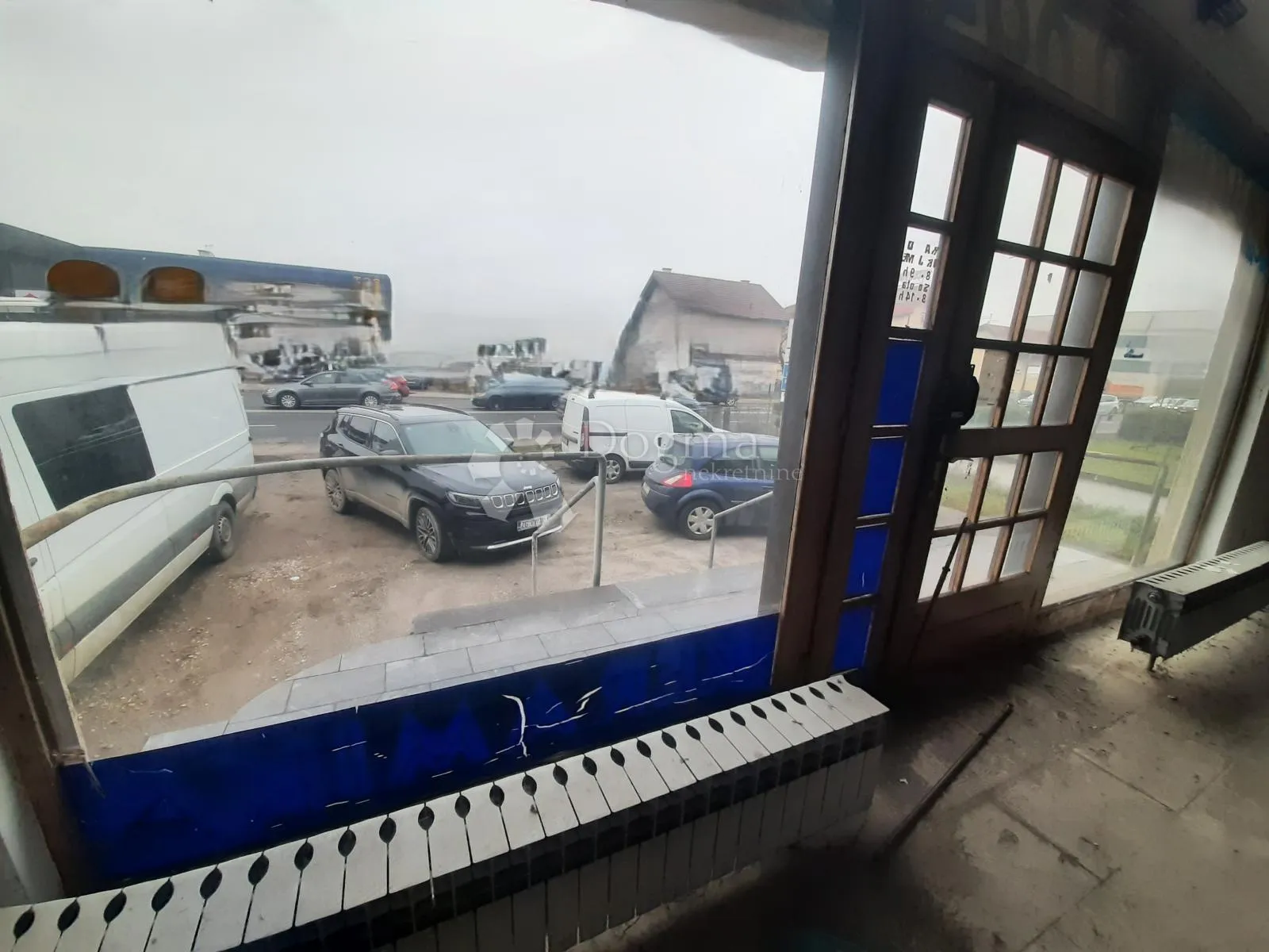 višenamjenska kuća s posl. prostorom- 250m2 + veliki parking - slika 10