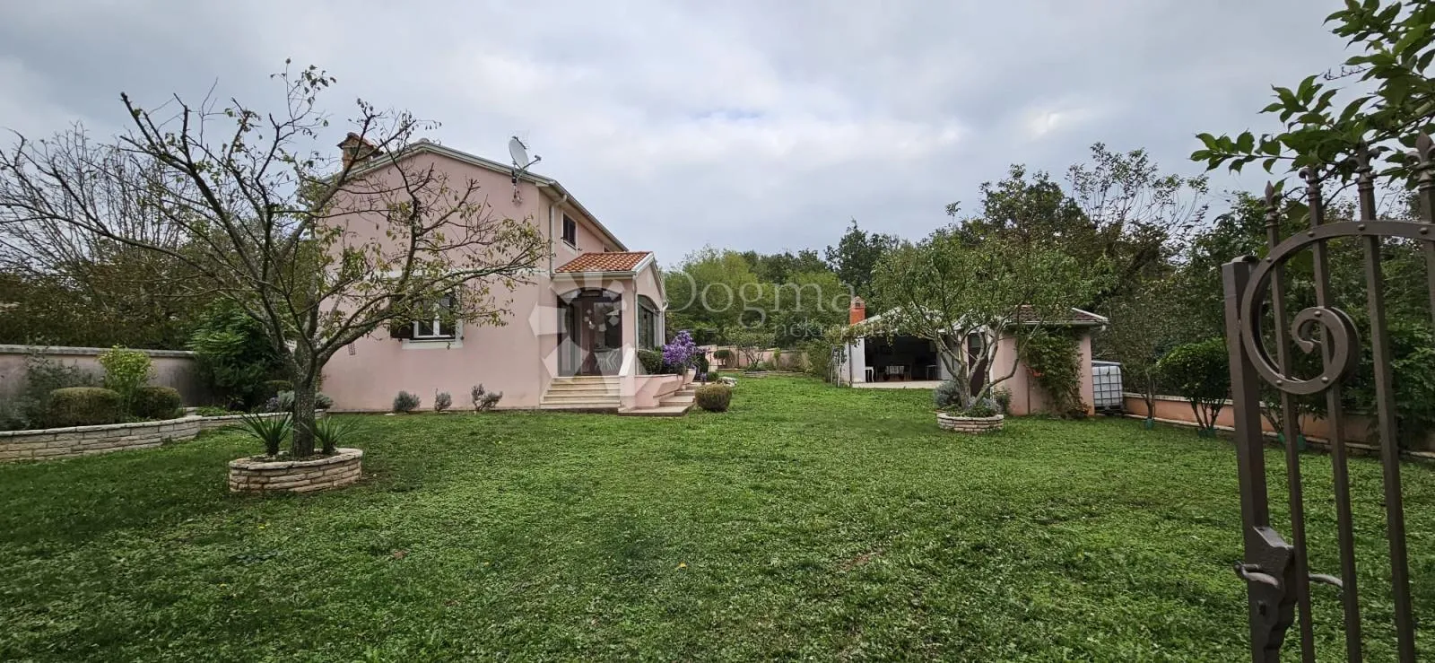 ekskluzivno kuća na osami, okružena šumom - slika 3