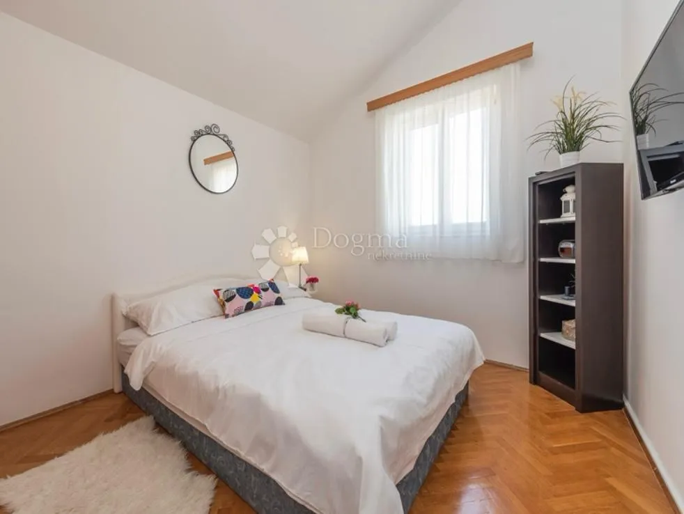 villa s bazenom u privlaci - slika 19